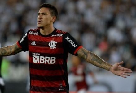 Flamengo vence no Maracanã e empata em número de pontos com Palmeiras