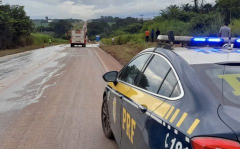 Sinop: soja cai na BR-163, carreta tomba e motociclista cai; pista interditada