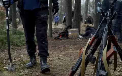 Guerra na Ucrânia: os cidadãos que cavam trincheiras para lutar contra tropas russas em florestas