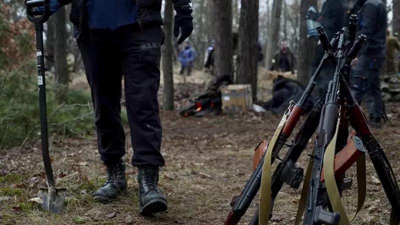 Guerra na Ucrânia: os cidadãos que cavam trincheiras para lutar contra tropas russas em florestas
