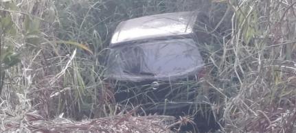 Polícia é chamada pra atender acidente de trânsito, mas encontra jovem morto com marca de tiros dentro de carro