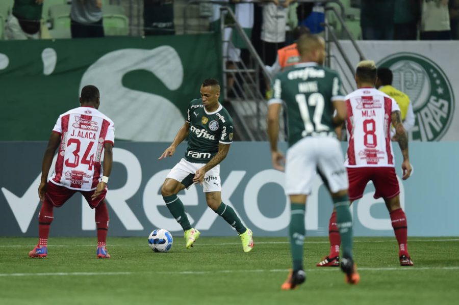 Palmeiras sai atrás, mas massacra o Petrolero no Allianz com quatro gols de Navarro
