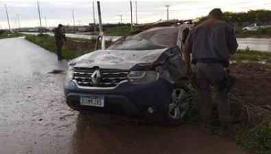 Viatura capota na BR-163 e dois policiais ficam feridos em MT