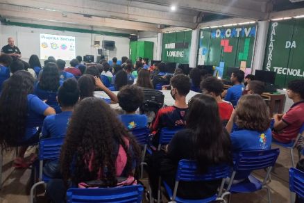 Polícia faz atividade de prevenção ao bullying com estudantes
