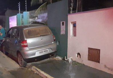 Carro e moto batem em cruzamento; duas pessoas ficam feridas