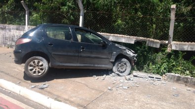 Após choque com moto, carro bate no muro do aeroporto de VG