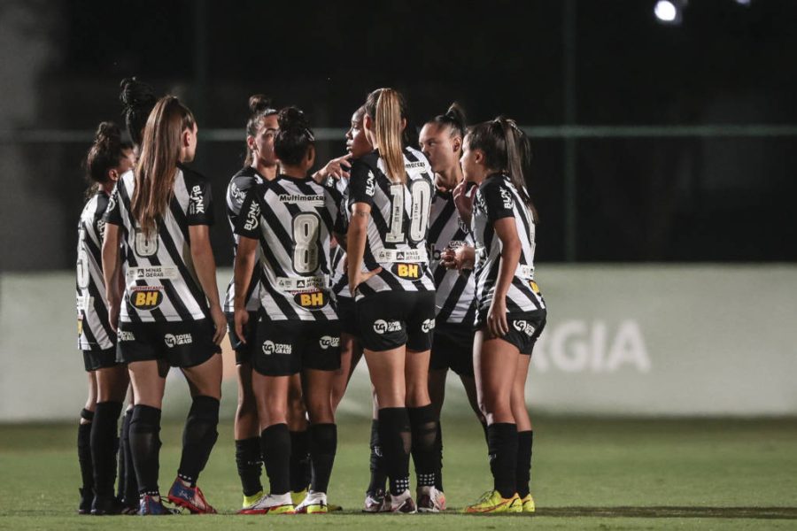 Atlético-MG vence o Cruzeiro e conquista primeira vitória no Brasileirão Feminino