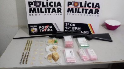 PM prende homem com pasta base, espingarda e munições