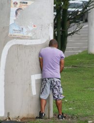 Homem urina na frente de casa e esfaqueia mulher em MT
