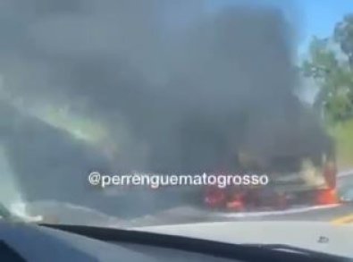 Carro é consumido pelo fogo na estrada do Lago de Manso
