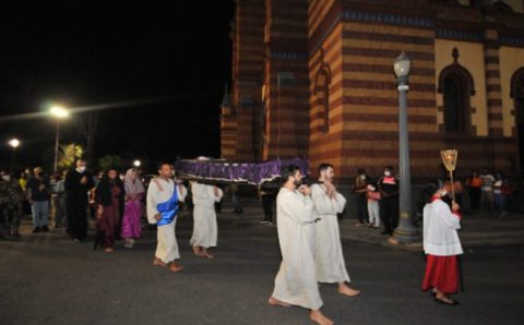 Católicos celebram procissão do Enterro de Jesus na Igreja de São José