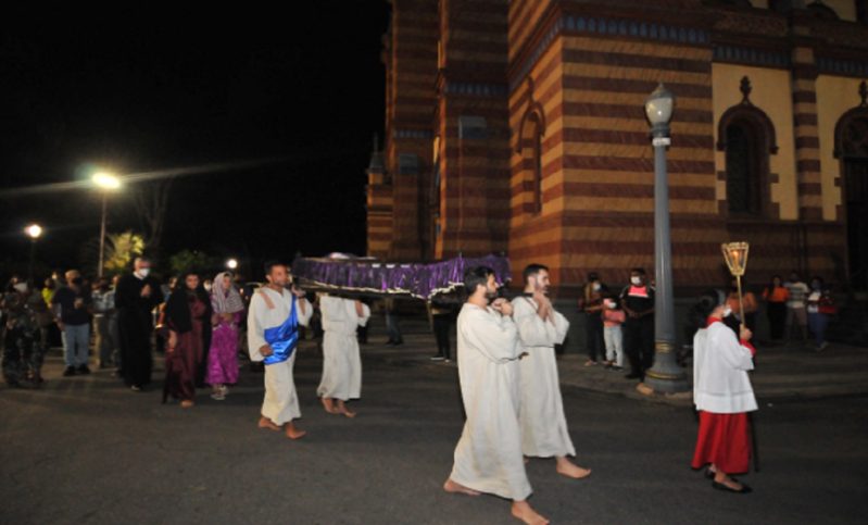 Católicos celebram procissão do Enterro de Jesus na Igreja de São José
