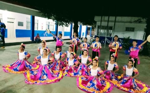 Grupo de Siriri Flor do Atalaia se apresenta em escola do Parque Cuiabá