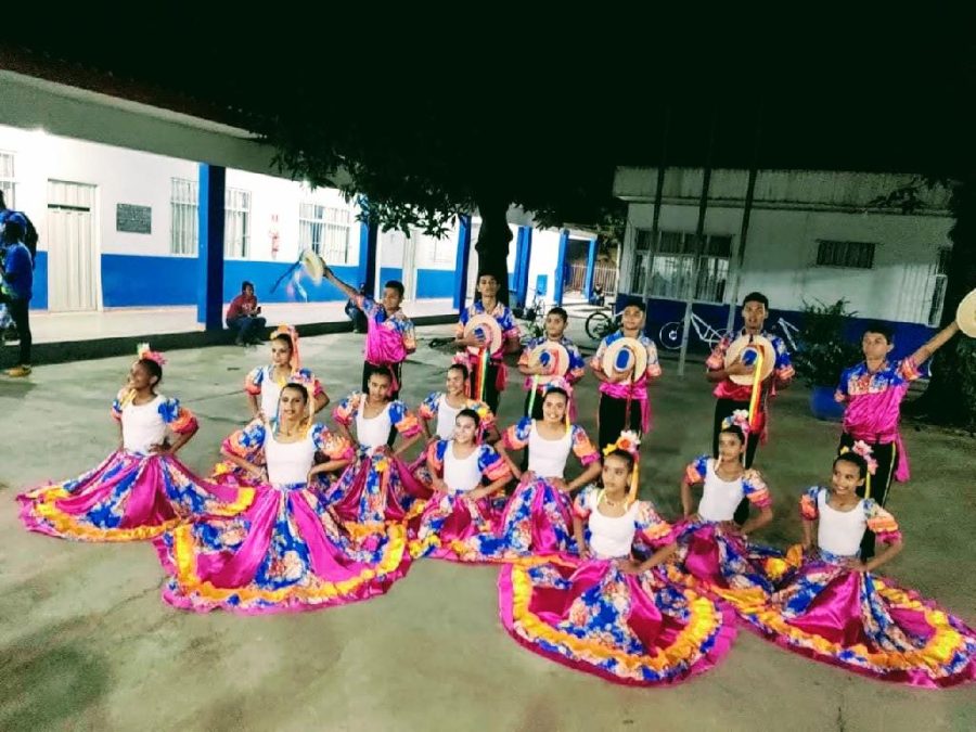 Grupo de Siriri Flor do Atalaia se apresenta em escola do Parque Cuiabá