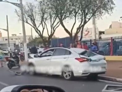 Carro “parte ao meio” após ser atingido por placa na Prainha, em Cuiabá