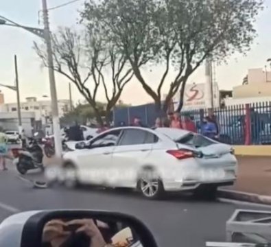 Carro “parte ao meio” após ser atingido por placa na Prainha, em Cuiabá