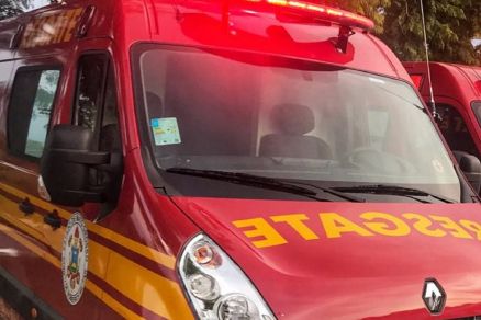 Duas crianças ficam feridas após carro desgovernado invadir casa