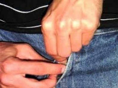 Acusado de furto, aluno ainda segura pênis e aponta para professora