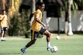Ângelo se lesiona em treino e vira dúvida no Santos para jogo pela Sul-Americana