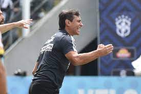 Bustos critica arbitragem e exalta desempenho ofensivo do Santos