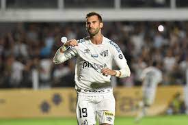 De volta após lesão, Baptistão celebra gol decisivo e destaca união do Santos