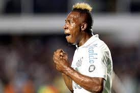 Jhojan Julio celebra primeiro gol pelo Santos e homenageia filha