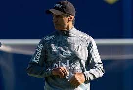 Com futuro indefinido após empréstimo à Ferroviária, volante Guilherme Nunes retorna ao Santos