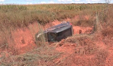 Idoso perde controle de carro e fica ferido após cair em vala