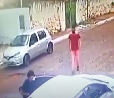 Dupla rouba Corolla nas proximidades de base da PM em Cuiabá