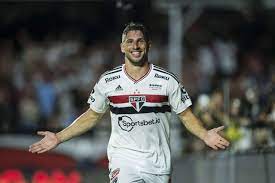 Vaiado após confusão com palmeirense, Calleri ganha três prêmios em festa do Paulistão