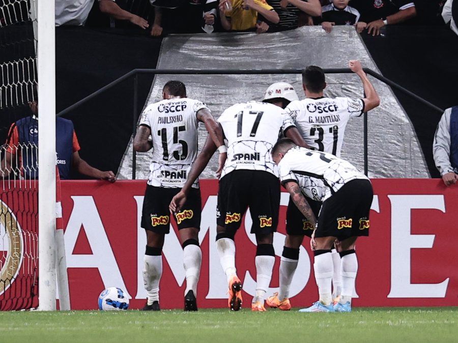 Corinthians atropela Santos e abre boa vantagem na Copa do Brasil