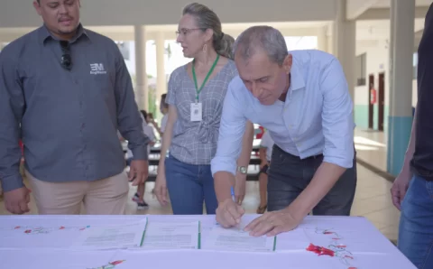 MT:  Prefeito Miguel Vaz assina ordem de serviço para ampliação da Escola Vinicius de Moraes