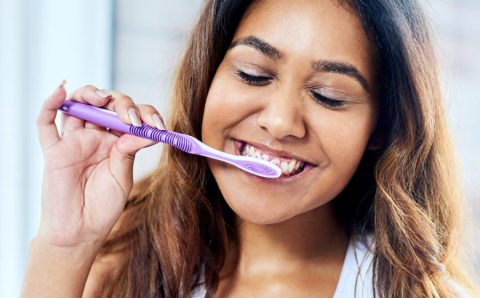 Não escovar a língua pode causar prejuízos para a saúde bucal; dentista explica a importância de manter a higiene da boca em dia