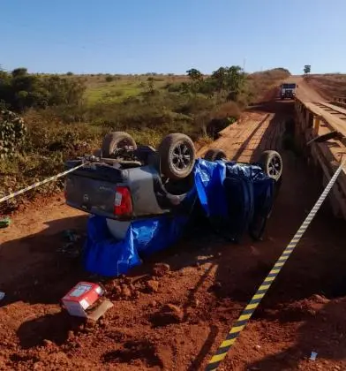 Poeira densa impede a visibilidade, caminhonete capota e homem morre em Mato Grosso