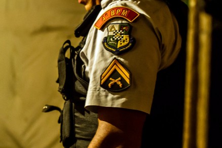 Homem tenta matar a esposa com garrafa de vidro em Cuiabá