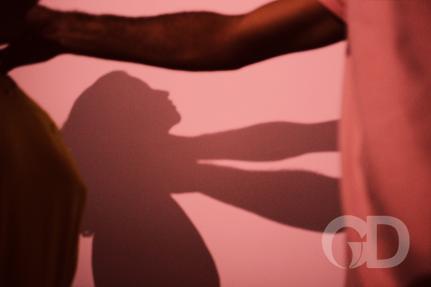 Bêbado, homem agride esposa brutalmente com murros e chutes