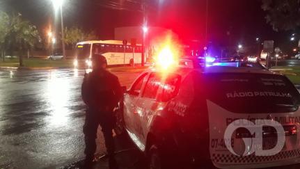 Raptado por membros de facção, jovem consegue correr e leva facada nas costas