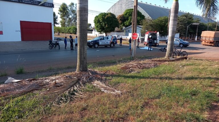TRÂNSITO:  Jovem de 22 anos morre após colisão entre moto e viatura da PM