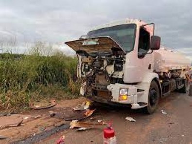 Carro fica prensado em acidente de carretas; mulher morre em MT