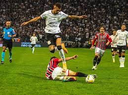 Corinthians empata com o São Paulo, mantém tabu e segue na liderança do Brasileirão