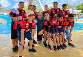 Sem clube, técnico Cuca participa de projeto em parque aquático no Ceará