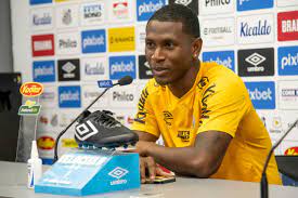 Angulo analisa briga por vaga no ataque do Santos e destaca boa relação com Marcos Leonardo