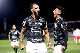 Corinthians vence RB Bragantino com gol de Renato Augusto e segue líder do Brasileirão