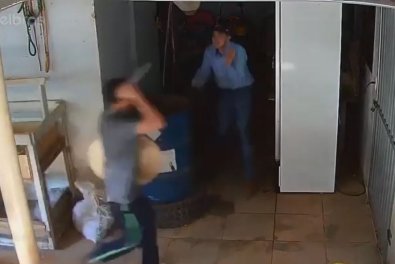 Cliente tem surto e persegue funcionário de loja com faca