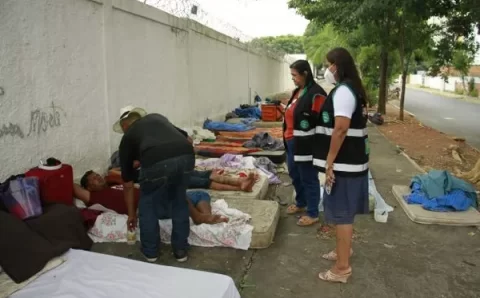 MT:  RETRATO DA EXCLUSÃO SOCIAL:  Calçada de cemitério se torna ‘moradia’ para pelo menos 20 pessoas em situação de rua em Cuiabá