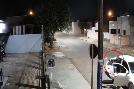 Câmera flagra bandidos atirando contra casa em Sorriso; vídeo