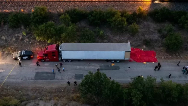 Ao menos 50 pessoas morrem após serem abandonadas em caminhão no Texas