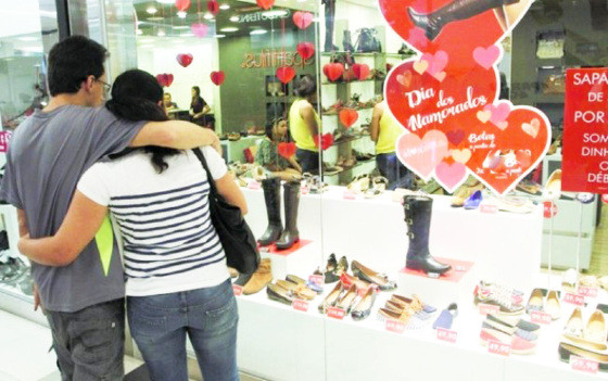 MT:  COMÉRCIO NA CAPITAL:  Cuiabanos pretendem comemorar e gastar mais no Dia dos Namorados