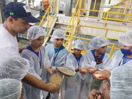 MT:  AULA DE CAMPO:   Estudantes de Sinop participam de atividade extraclasse em indústria alimentícia
