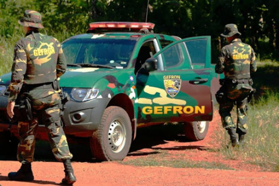 GUERRA AO TRÁFICO:    PM prende “batedor”, mata traficante e apreende droga e armas